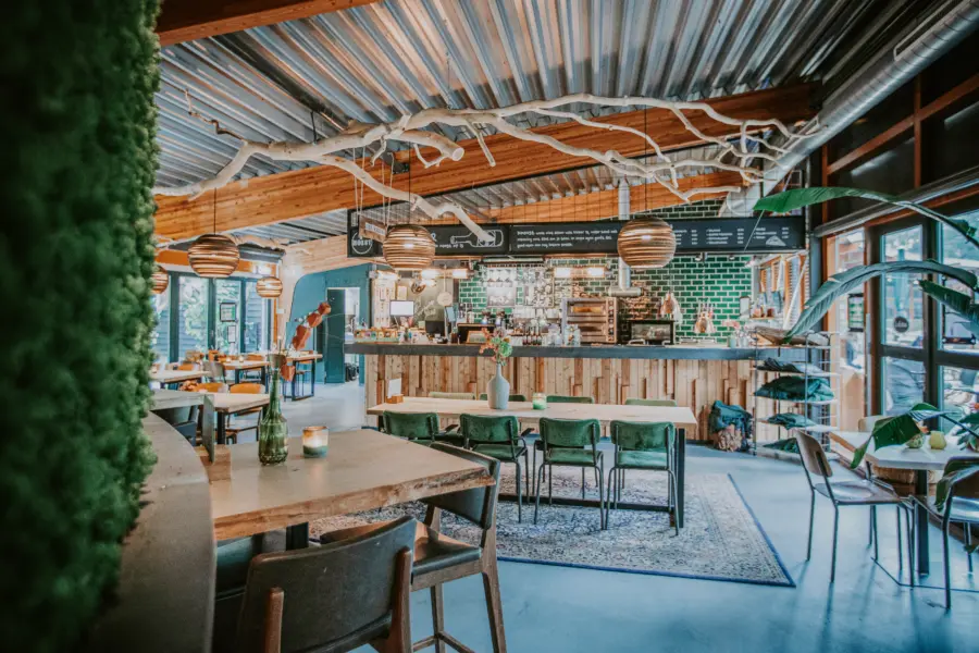 KNOEST INTERIOR moswand duurzaam hout