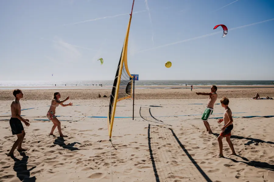 Beachvolleybal op het strand