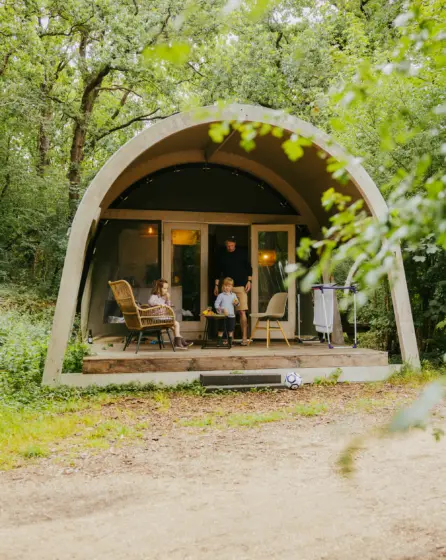 Vader en kinderen bij de duinboet een glamping accommodatie